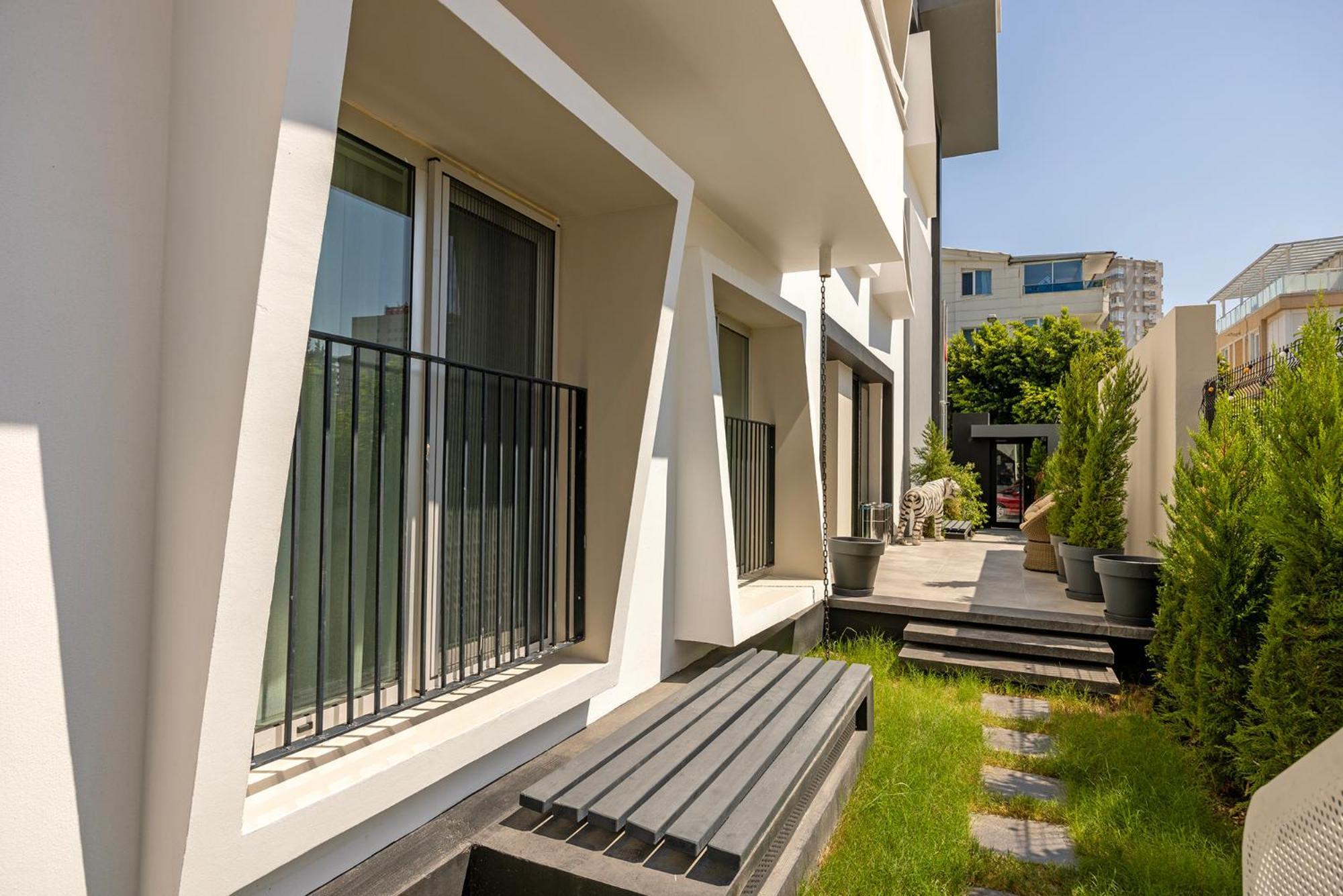Mel House Lara Daire